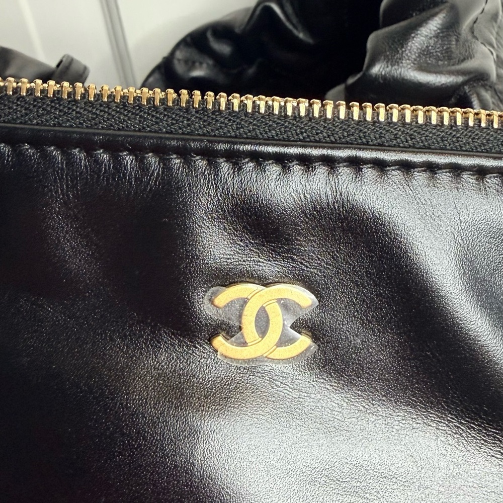 Authentic Chanel 22 Medium Hobo Bag all original paperwork included - Picture 4 of 9